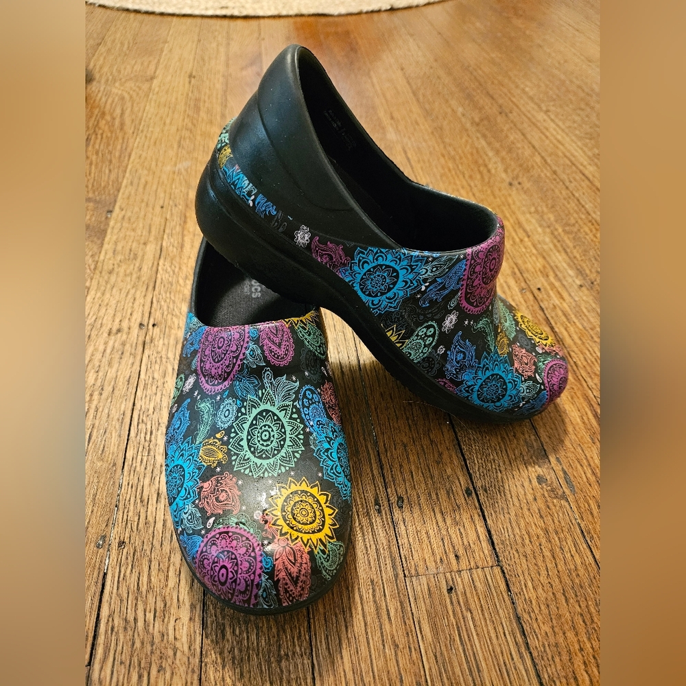 CROCS Women's Multicolor Patterned Clogs Sz 7 -Preloved- - Picture 2 of 8